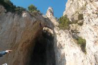 natürliche Steinbrücke an den Capri-Felshängen