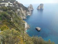 Insel Capri (Ausblick vom Augustusgarten - Faraglioni-Felsen)