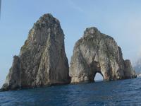 Insel Capri (Inselrundfahrt mit dem Schiff - Faraglioni-Felsen)