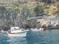 Insel Capri (Inselrundfahrt mit dem Schiff - Eingang zur Blauen Grotte)