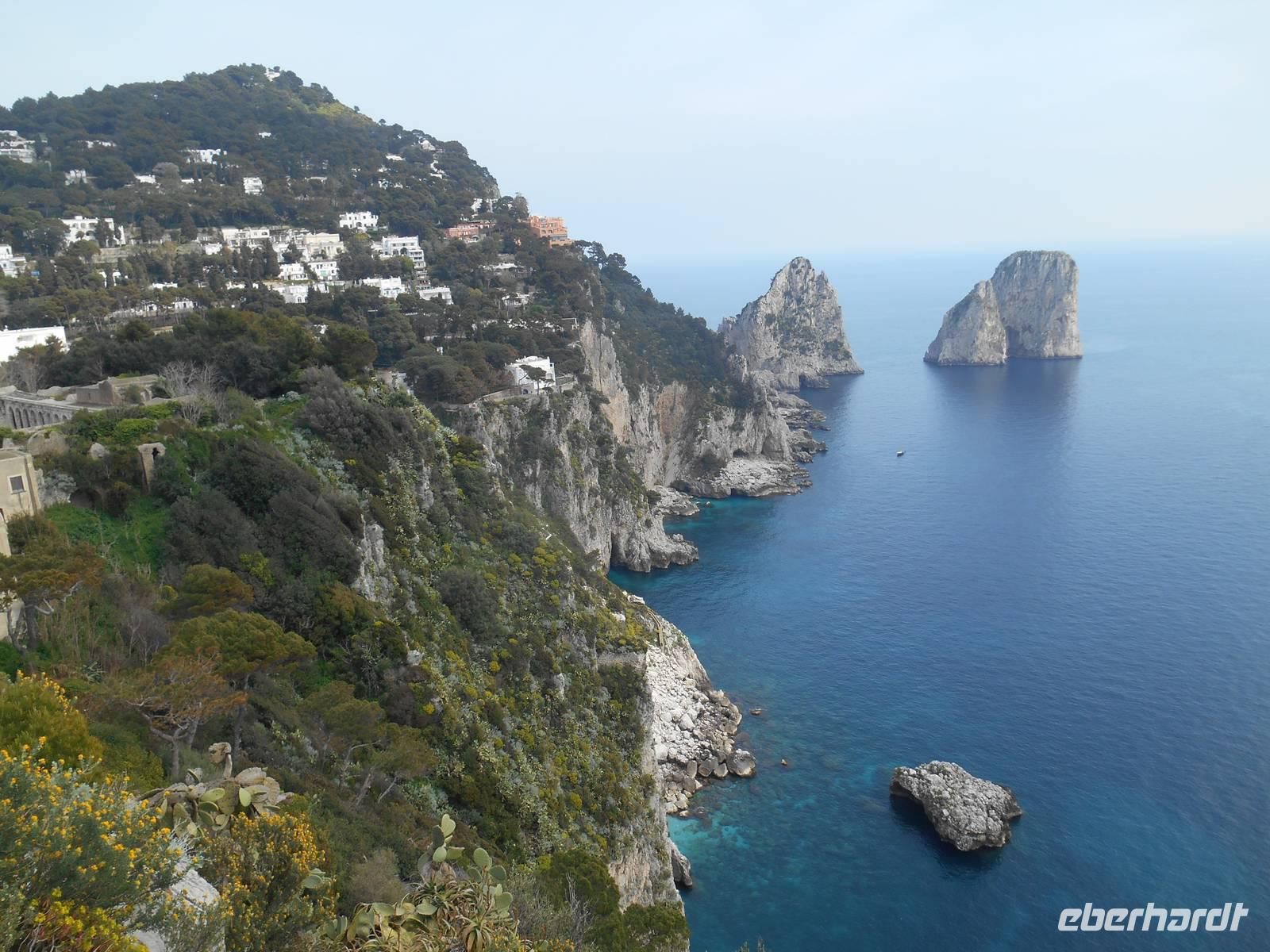 Insel Capri (Ausblick vom Augustusgarten - Faraglioni-Felsen)