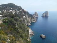 Insel Capri (Ausblick vom Augustusgarten - Faraglioni-Felsen)