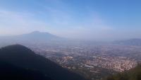 Blick von den Monti Lattari (Milchbergen) auf den Vesuv