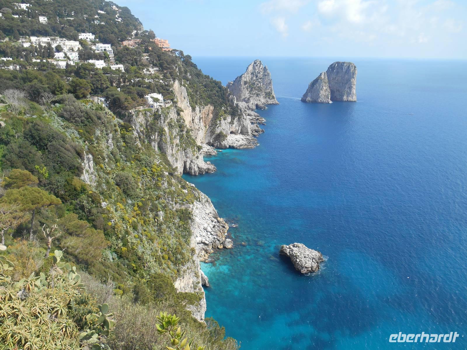 Capri - Ausblick vom Augustusgarten auf die Faraglioni-Felsen