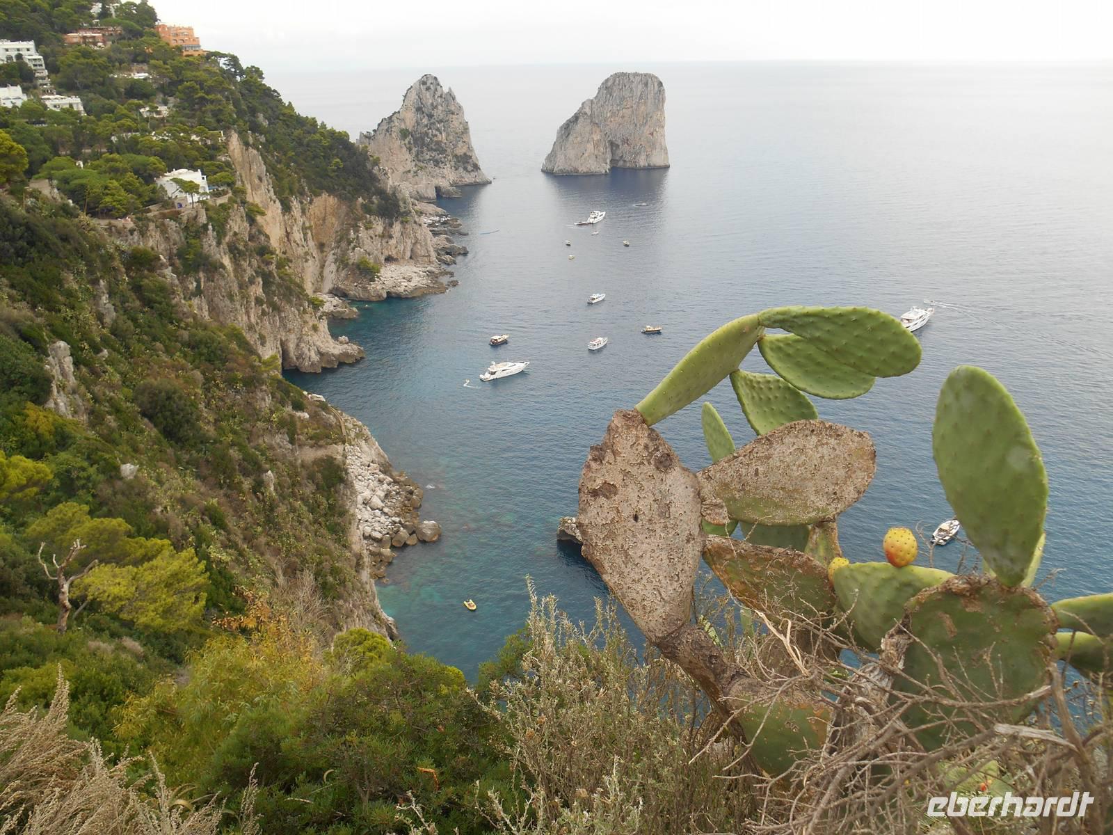 Panoramablick auf der Insel Capri (Ausblick vom Augustusgarten - Faraglioni-Felsen)