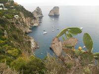 Panoramablick auf der Insel Capri (Ausblick vom Augustusgarten - Faraglioni-Felsen)