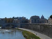 Rom (Blick von der Engelsbrücke zum Gianicolo-Hügel und zur Peterskirche)