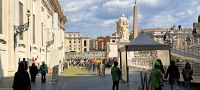 Rom - Petersplatz mit Pilgern im Heiligen Jahr 2025 (geöffnete Heilige Pforte)