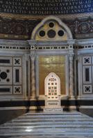 Stuhl des Bischofs von Rom in San Giovanni in Laterano
