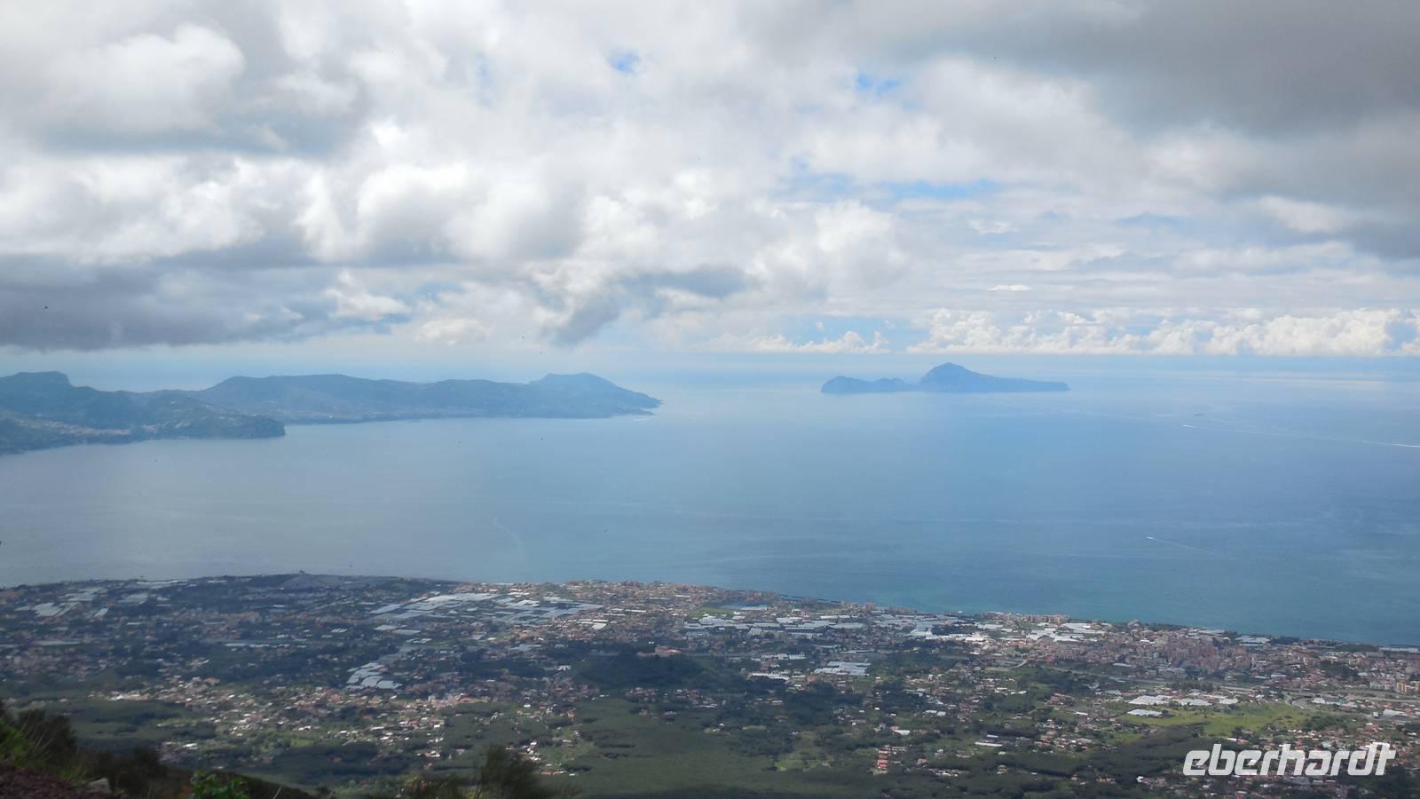 Vesuv - Blick über den Golf von Sorrento bis Capri