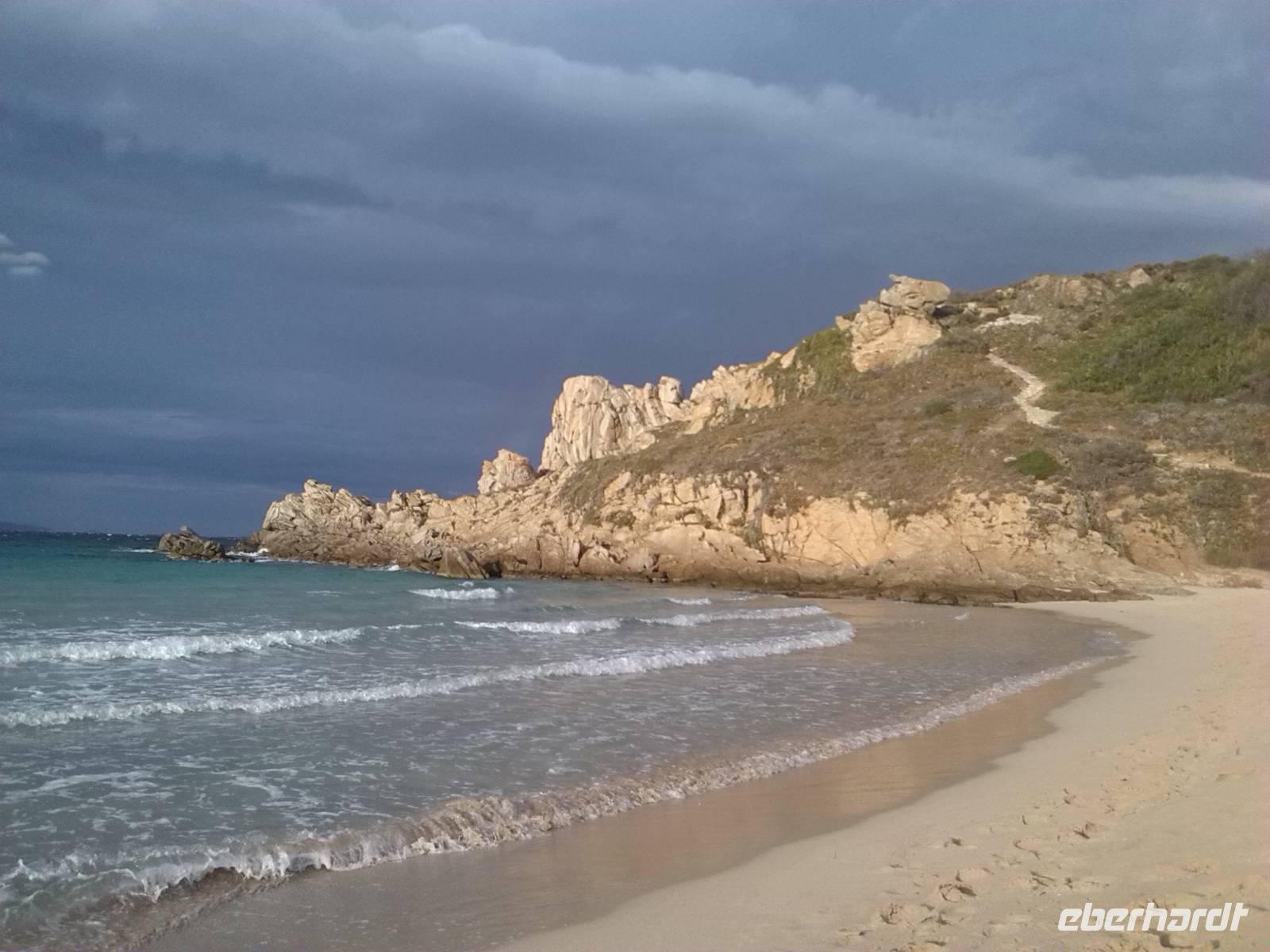 Weg vom Stran zu den Felsen 