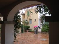 Es regnet noch immer. 