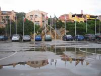 Die Häuser spielen sich im Regenwasser. 