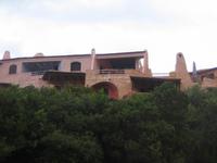 Die Häuser reichen den Hügel hinauf. 