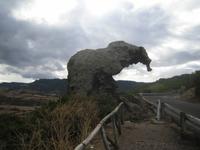Elefantenstein unter Wolken 