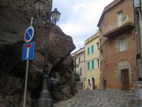 Granitfelsen zwischen den Häusern 