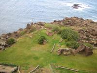 Küstenfelsen und Wiese 