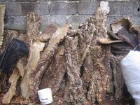 an den Häuserwänden gelagert 