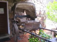 eine Kutsche am Eingang 