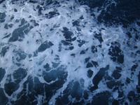 Das Wasser schäumt. 