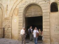 Wir gehen ins Torhaus hinein. 