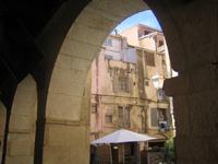 in den Arkaden von Bonifacio 