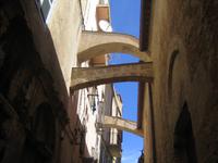 schmale Gasse mit kleinen Brücken 