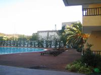 Der Pool wartet auf Schwimmer. 