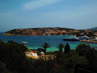 023 Sardinien - große Yachten liegen in Porto Cervo