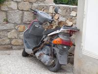 138 Sardinien - Katzen fahren in Santa Teresa Moped