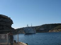 Fähre im Hafen in Bonifacio