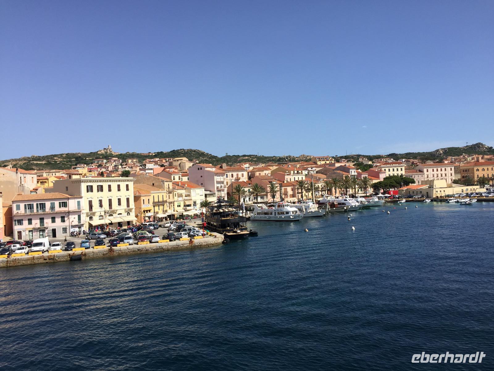 Blick auf La Maddalena bei Ankunft mit der Fähre