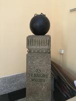 Napoletanische Kanonenkugel im Rathaus von La Maddalena