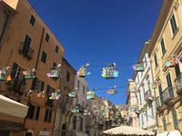 Bunte Dekoration in der Altstadt von Alghero