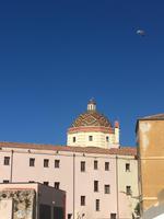 Bunte Kuppel der Kirche San Michele in Alghero