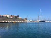 Stadtmauer und Hafen von Alghero