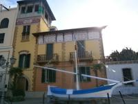  Alghero: Schmuckband unter dem Dachfirst