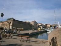 Festungsmauer und Hafen von Alghero