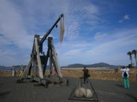  Steinschleudern auf der Festungsmauer