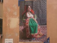  Porträts von über  Hundertjährigen an den Hauswänden