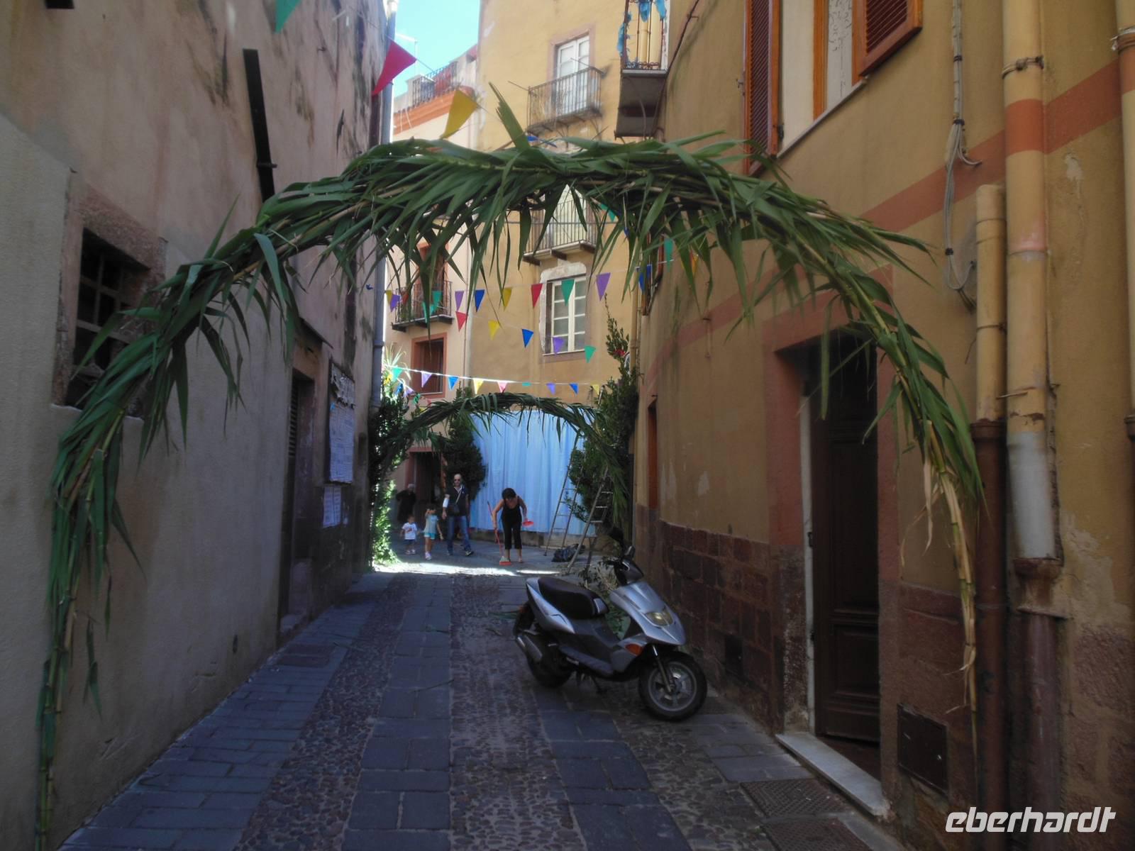 Bosa wurde geschmückt für das 