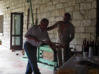 in Aggius beim Weinverkorken