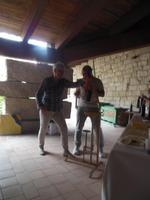 in Aggius beim Weinverkorken