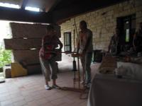 in Aggius beim Weinverkorken