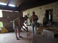 in Aggius bei der Weinflaschenverkorkung 