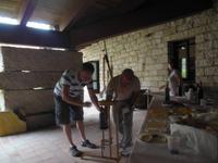 in Aggius bei der Weinflaschenverkorkung