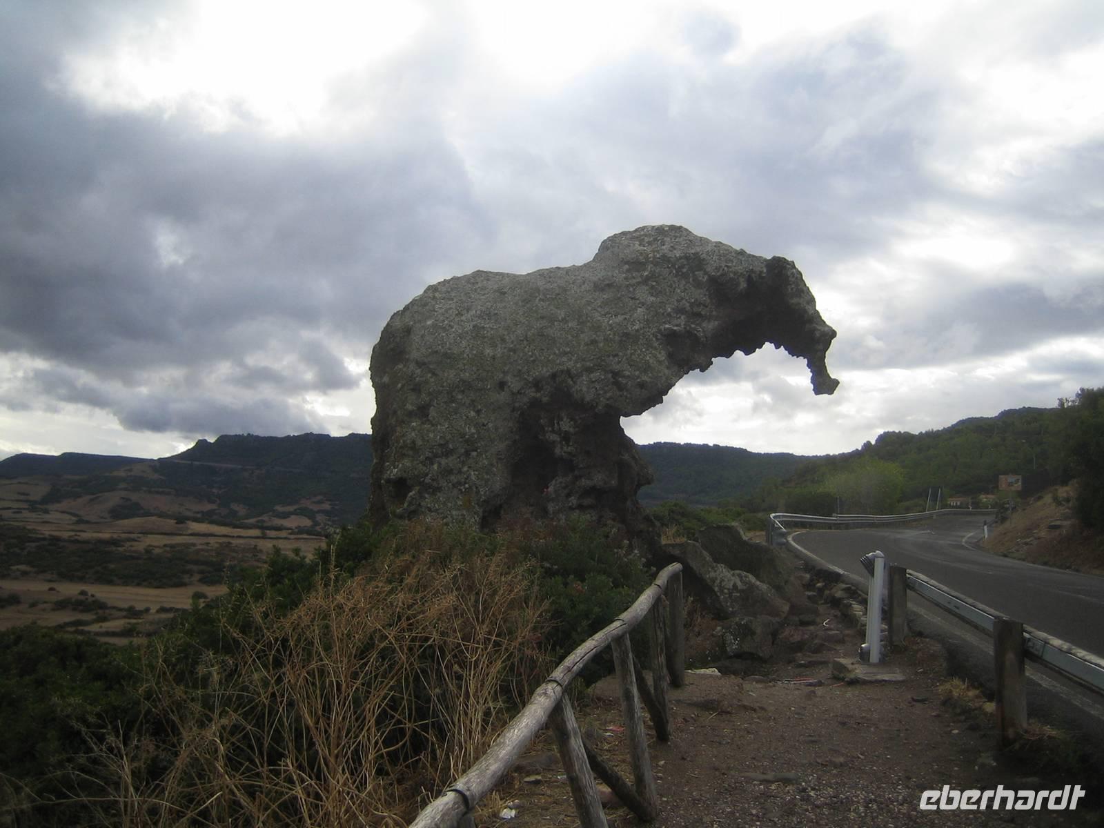 Elefantenstein unter Wolken 