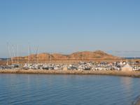 Hafen mit roten Felsen im Hintergrund