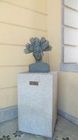 Kunst-Figur vor dem Rathaus von Olbia 