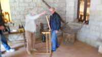 im Volkskundemuseum in Aggius beim Weinverkorken 